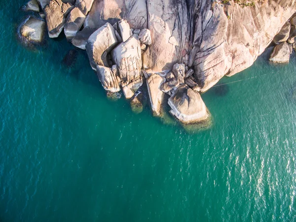 Letecký pohled na ostrově Phangan skály moře — Stock fotografie