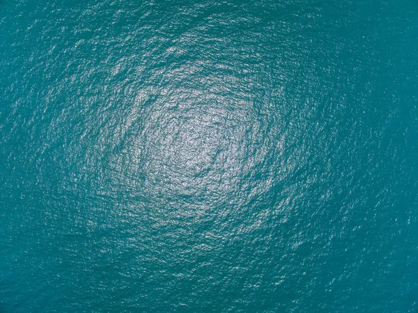 Ytan av vattnet, turkos färg med fågelperspektiv — Stockfoto