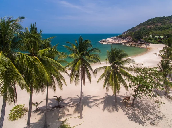 Vista aérea del mar, palmeras y playa en Koh Phangan, Tailandia — Foto de Stock