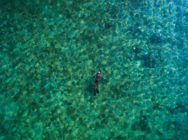 Speerfischen Freitaucher unter Wasser aus der Vogelperspektive — Stockfoto