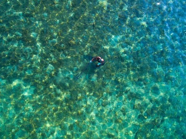 Spearfishing freediver sob a água com uma visão do pássaro-olho — Fotografia de Stock