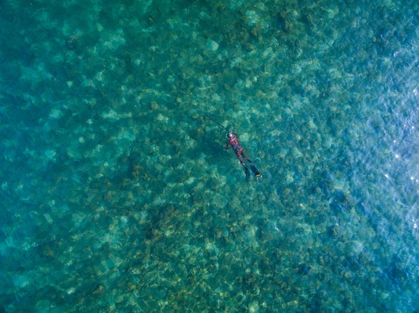 Spearfishing freediver sob a água com uma visão do pássaro-olho — Fotografia de Stock