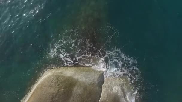 Вид с моря на скалы — стоковое видео