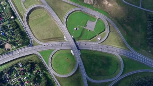 Carrefour routier à la campagne vue aérienne en forme de papillon — Video