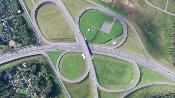 Road junction in de luchtfoto van het platteland in de vorm van vlinder — Stockvideo