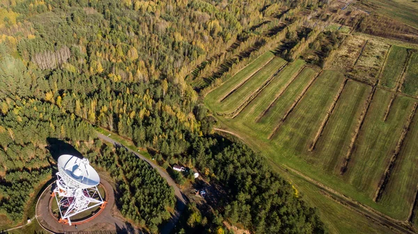 Пташиного польоту радіотелескопу в лісі в сільській місцевості в Санкт Петербург, Росія — стокове фото