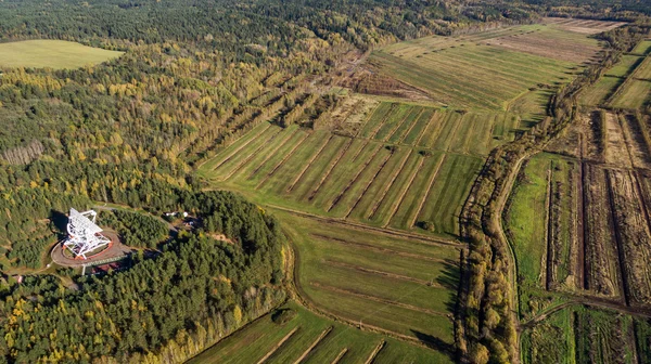 Вид с воздуха возделывает поля в сельской местности в летнее время — стоковое фото