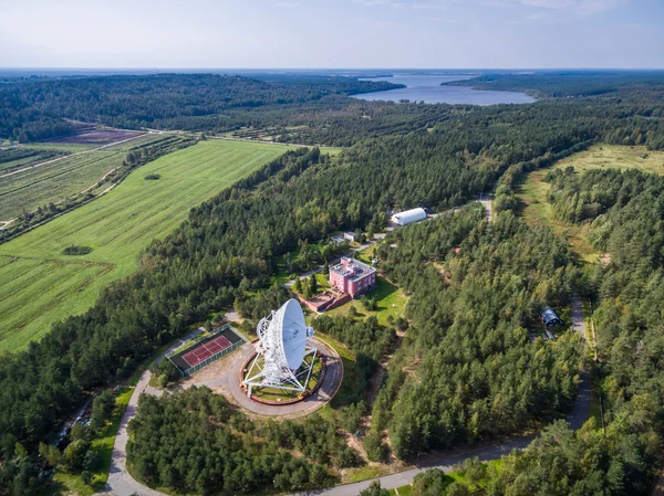 Radiotelescopio de visión aérea en el bosque en el campo en San Petersburgo Rusia —  Fotos de Stock