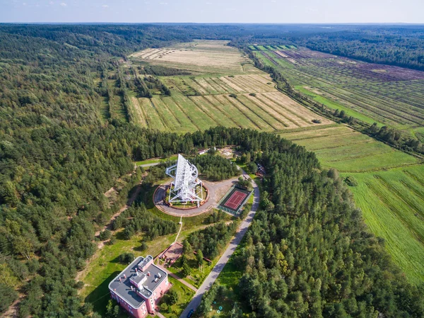 Radiotelescopio vista aerea nella foresta in campagna a San Pietroburgo Russia — Foto Stock