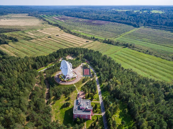 Radiotelescopio vista aerea nella foresta in campagna a San Pietroburgo Russia — Foto Stock