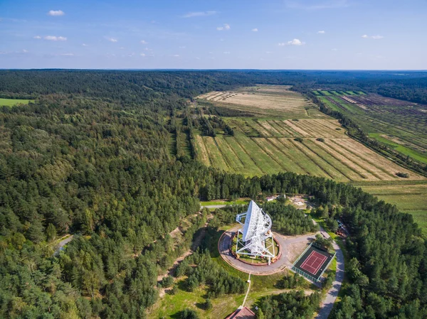 Flygfoto radioteleskop i skogen på landsbygden i Sankt-Petersburg Ryssland — Stockfoto