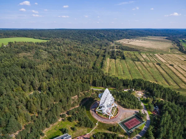 Flygfoto radioteleskop i skogen på landsbygden i Sankt-Petersburg Ryssland — Stockfoto