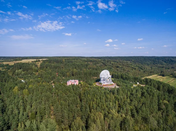 在农村在圣彼得堡俄罗斯森林鸟瞰射电望远镜 — 图库照片