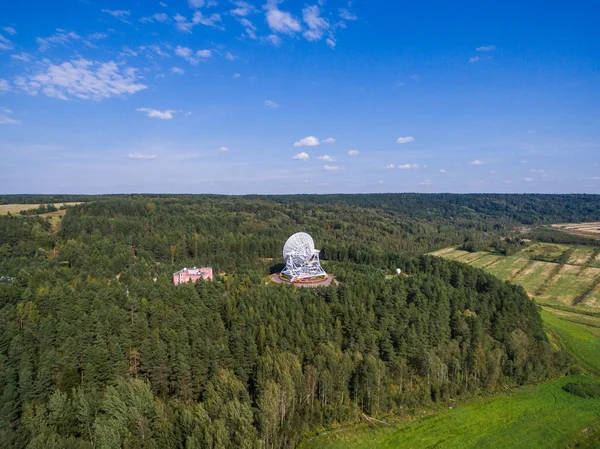 Radiotelescopio vista aerea nella foresta in campagna a San Pietroburgo Russia — Foto Stock