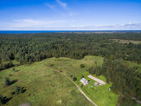 Vista aérea do campo verde na aldeia rural — Fotografia de Stock