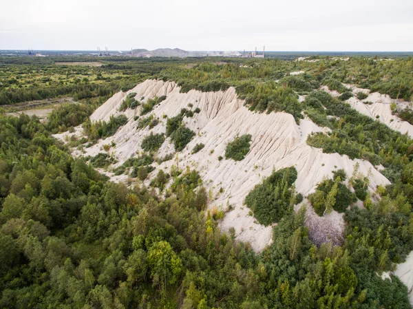 Vista aérea do monte de areia nas escavações de extração de xistos na região de São Petersburgo, Rússia — Fotografia de Stock