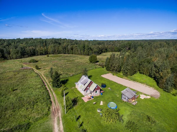 Vista aérea do campo verde na aldeia rural — Fotografia de Stock