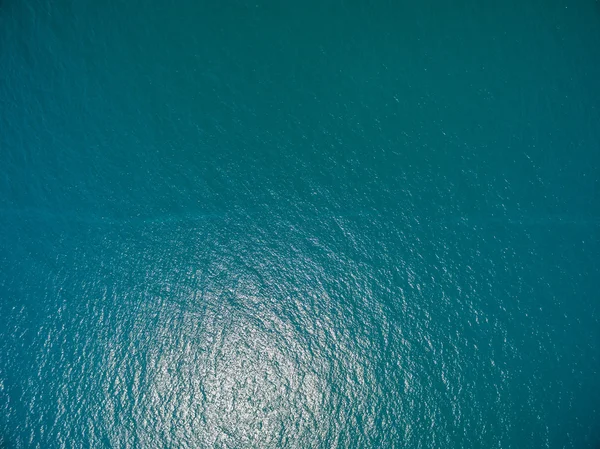 The surface of the water, turquoise in color with bird's eye — Stock Photo, Image