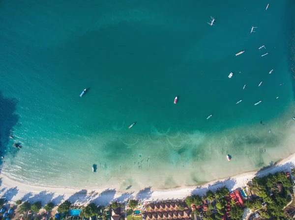 Veduta aerea della spiaggia con barche — Foto Stock