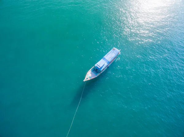 Vista aérea de un barco en el mar —  Fotos de Stock