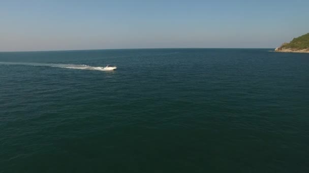 Θέα στη θάλασσα με μηχανοκίνητα σκάφη εναέρια άποψη — Αρχείο Βίντεο