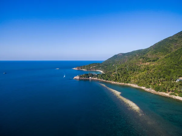 Vista aérea de la playa desde las aguas poco profundas —  Fotos de Stock