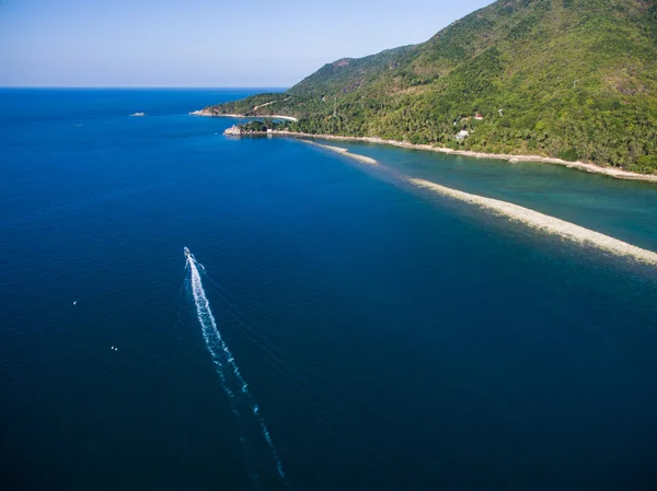 Beach tekneler ile havadan görünümü — Stok fotoğraf