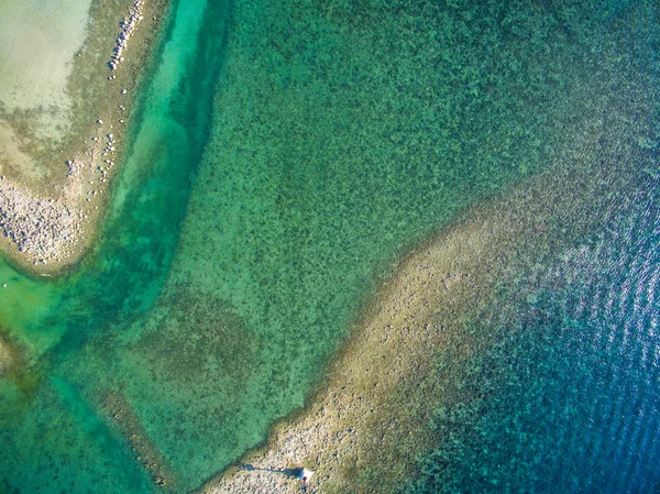 Vista aérea de la playa desde las aguas poco profundas —  Fotos de Stock