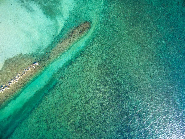 Vista aérea da praia a partir da água rasa — Fotografia de Stock