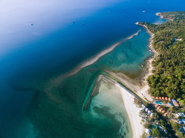 Vista aérea de la playa desde las aguas poco profundas — Foto de Stock