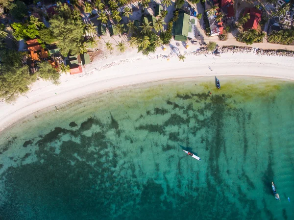 Вид с воздуха на пляж с лодками — стоковое фото