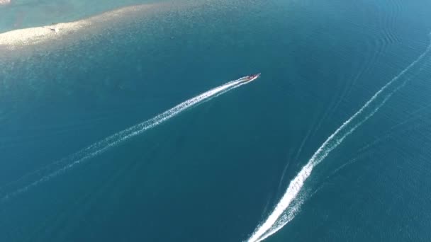 Luchtfoto van strand met boten — Stockvideo