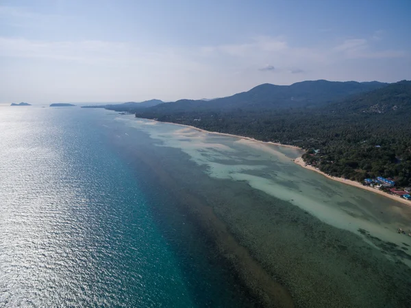 Vista aérea da praia com águas rasas — Fotografia de Stock