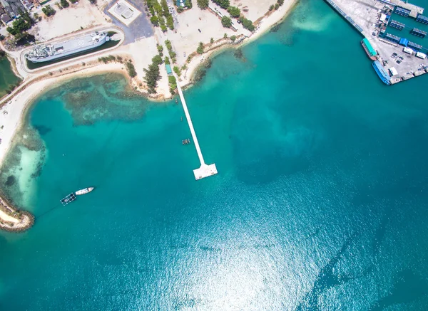 Vue aérienne d'un bateau dans la baie — Photo