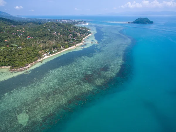 Vista aérea de la playa desde las aguas poco profundas —  Fotos de Stock