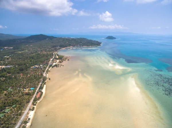 Vista aérea de la playa desde las aguas poco profundas — Foto de Stock