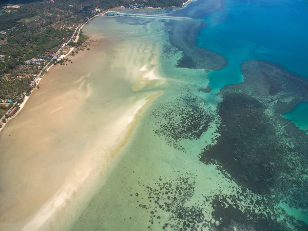 Letecký pohled na pláž z mělké vody — Stock fotografie