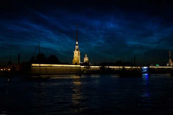 Vue sur la forteresse de Saint-Pétersbourg depuis l'eau la nuit Photos De Stock Libres De Droits