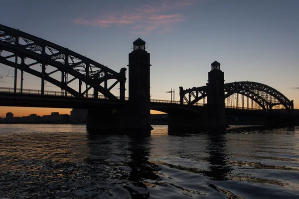 Sílhueta da ponte de São Petersburgo na hora das noites brancas Fotos De Bancos De Imagens