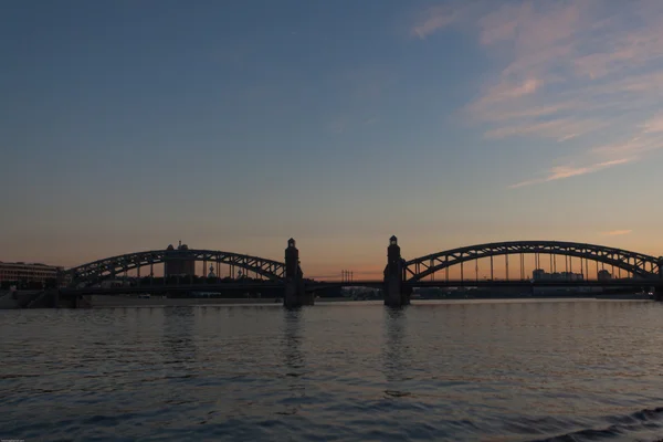 Sílhueta da ponte de São Petersburgo na hora das noites brancas Fotos De Bancos De Imagens