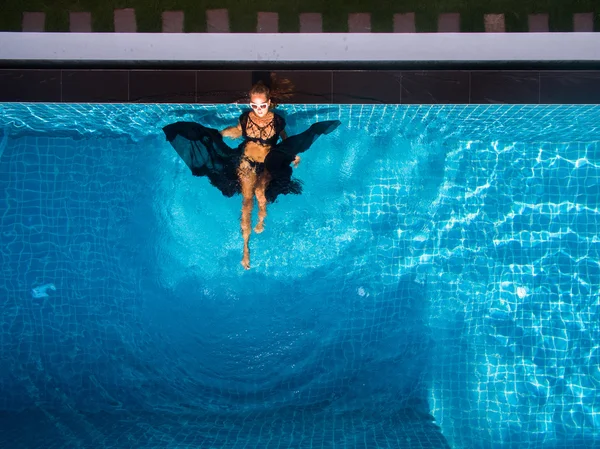 Modelo Na vista aérea da piscina — Fotografia de Stock