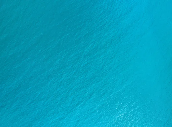 Het oppervlak van het water, turquoise van kleur met bird's eye — Stockfoto