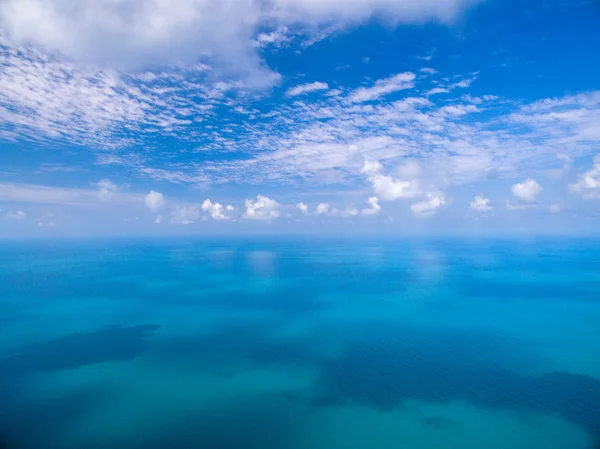 Vista aérea del mar y las nubes — Foto de Stock