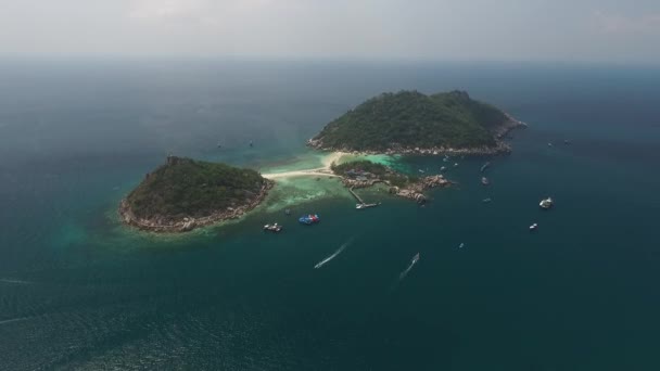 Vista aérea de la playa y los barcos Koh Tao Tailandia — Vídeo de stock