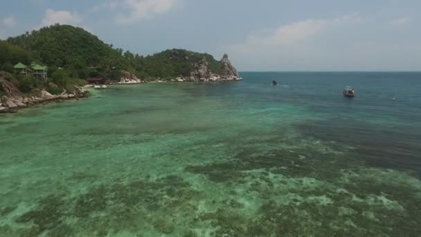 A légi felvétel a strand és a hajók Koh Tao Thaiföldön — Stock videók