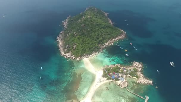 Plaj ve deniz araçları Koh Tao Tayland havadan görünümü — Stok video