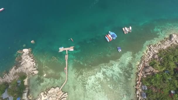 Вид с воздуха на пляж и лодки Ко Тао (Koh Tao Thailand) — стоковое видео