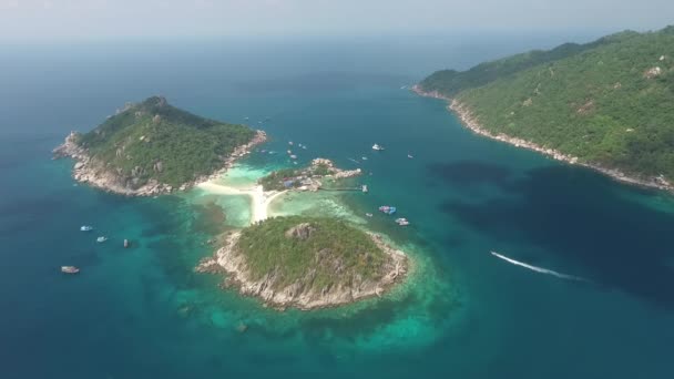 Plaj ve deniz araçları Koh Tao Tayland havadan görünümü — Stok video