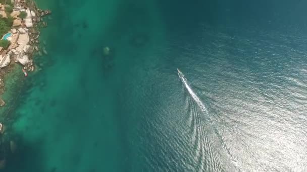 Luftaufnahme der Meeresoberfläche mit einem schwimmenden Motorboot — Stockvideo