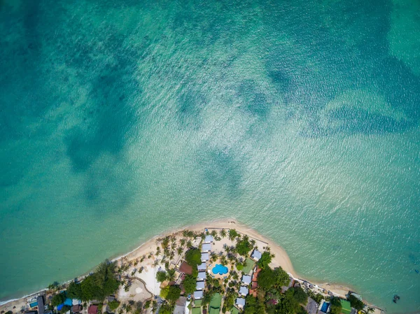 Vista aérea de la playa con aguas poco profundas — Foto de Stock